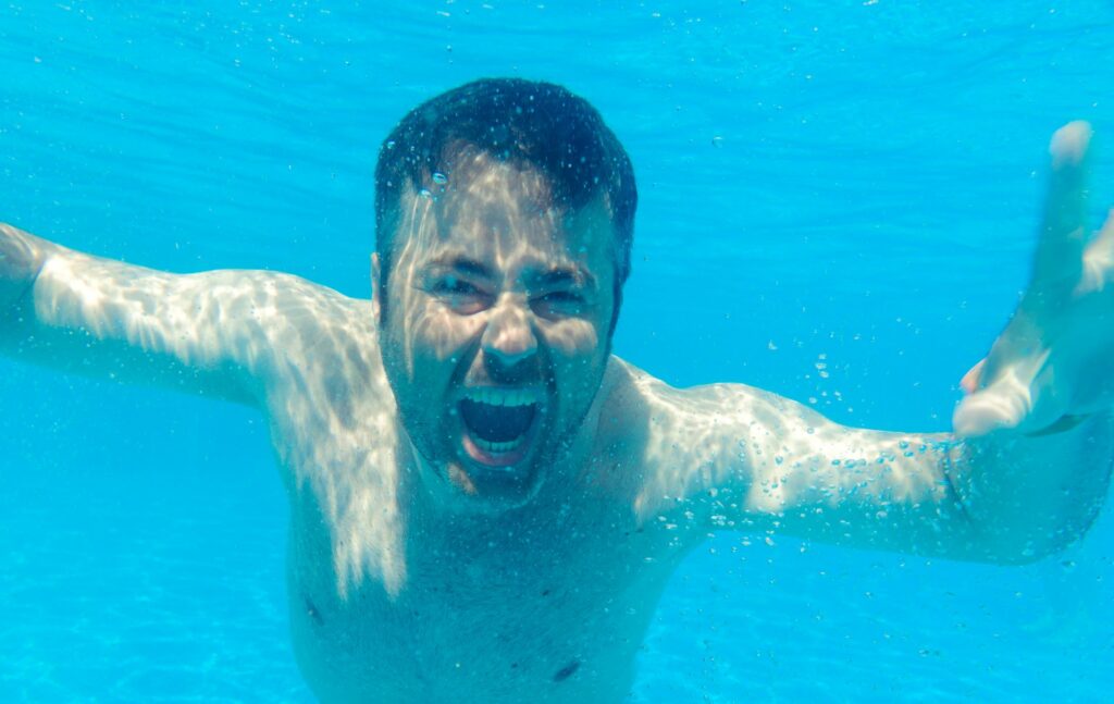 Un homme surmonte sa phobie de l'eau.