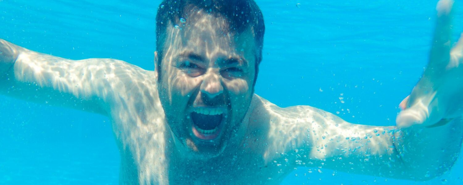 Un homme surmonte sa phobie de l'eau.
