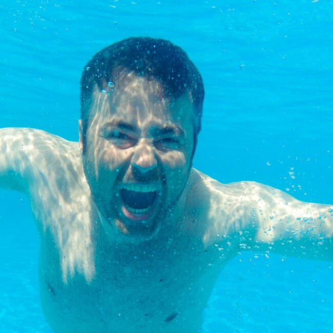 Un homme surmonte sa phobie de l'eau.