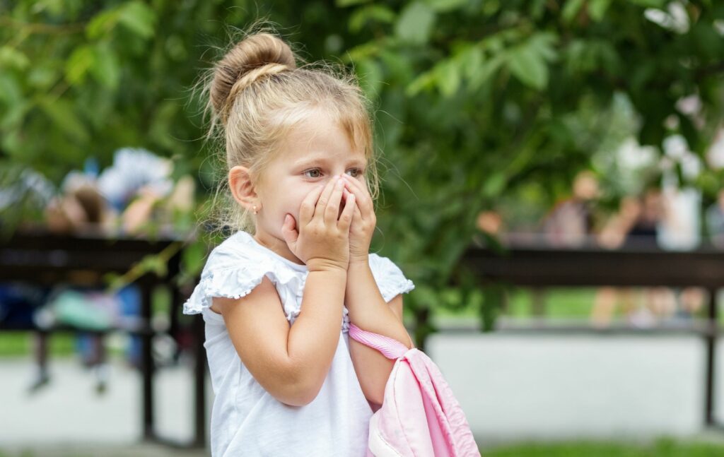 Phobie scolaire : Une petite fille redoute d'aller à l'école.