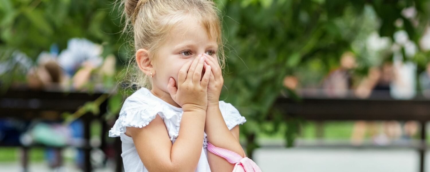 Phobie scolaire : Une petite fille redoute d'aller à l'école.