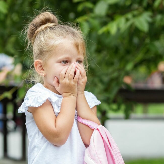 Phobie scolaire : Une petite fille redoute d'aller à l'école.