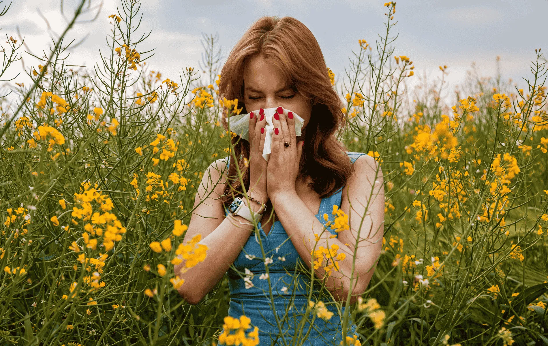 Une jeune femme dans un champs, allergique aux pollens et graminées.