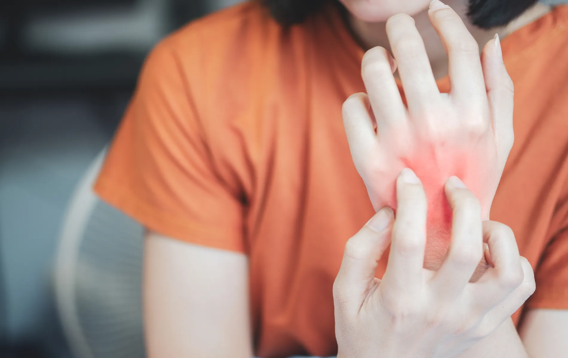 Une femme se gratte en réaction à son allergie aux piqûres d’insectes.