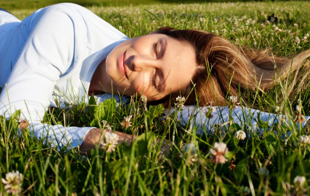 Femme avec une allergie au soleil qui profite du beau temps grâce à la méthode Bye Bye Allergie de Valérie Boullenger.