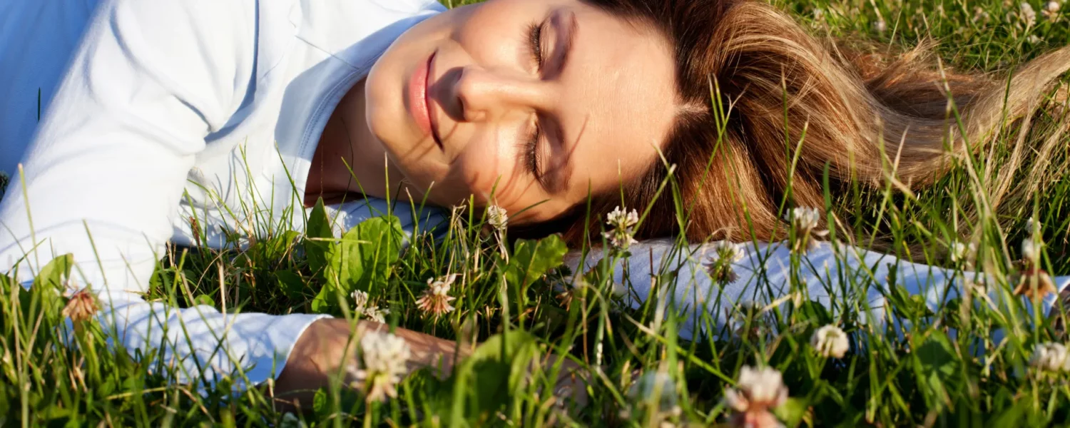 Femme avec une allergie au soleil qui profite du beau temps grâce à la méthode Bye Bye Allergie de Valérie Boullenger.