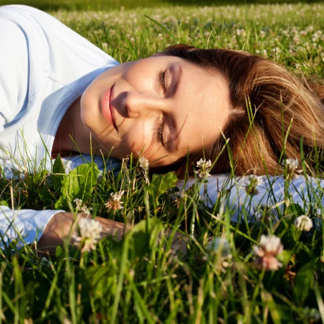 Femme avec une allergie au soleil qui profite du beau temps grâce à la méthode Bye Bye Allergie de Valérie Boullenger.