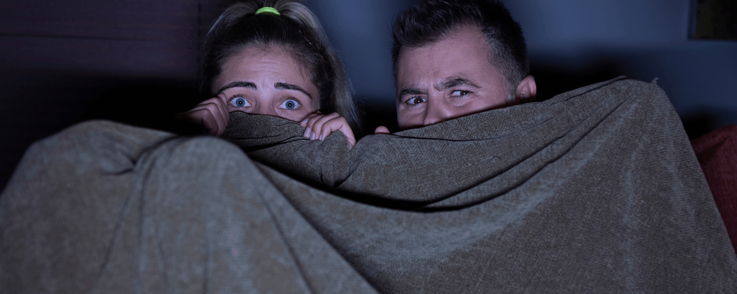 Deux personnes ayant peur d’un clown dans un film d’horreur.